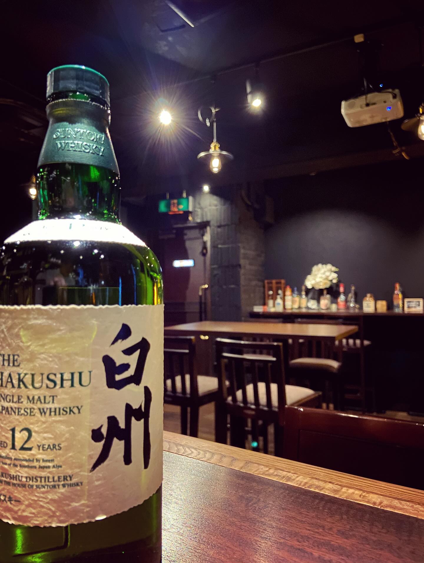 「白州　12年」久々に入荷しました！是非是非。 本日は日曜日なので17:00〜25:00の営業です。#bar #johndoe #shimokitazawa #whiskey #cocktails #beer #wine #foods #pasta #下北沢 #南西口 #バー #1人呑み #bourbon #カクテル #ワイン #パスタ #グラタン #全席喫煙ok #山口県 #二次会 #デート #ジョンドー #gratin#白州#hakushu #12年#森の蒸留所本日の下北沢BarJohnDoe