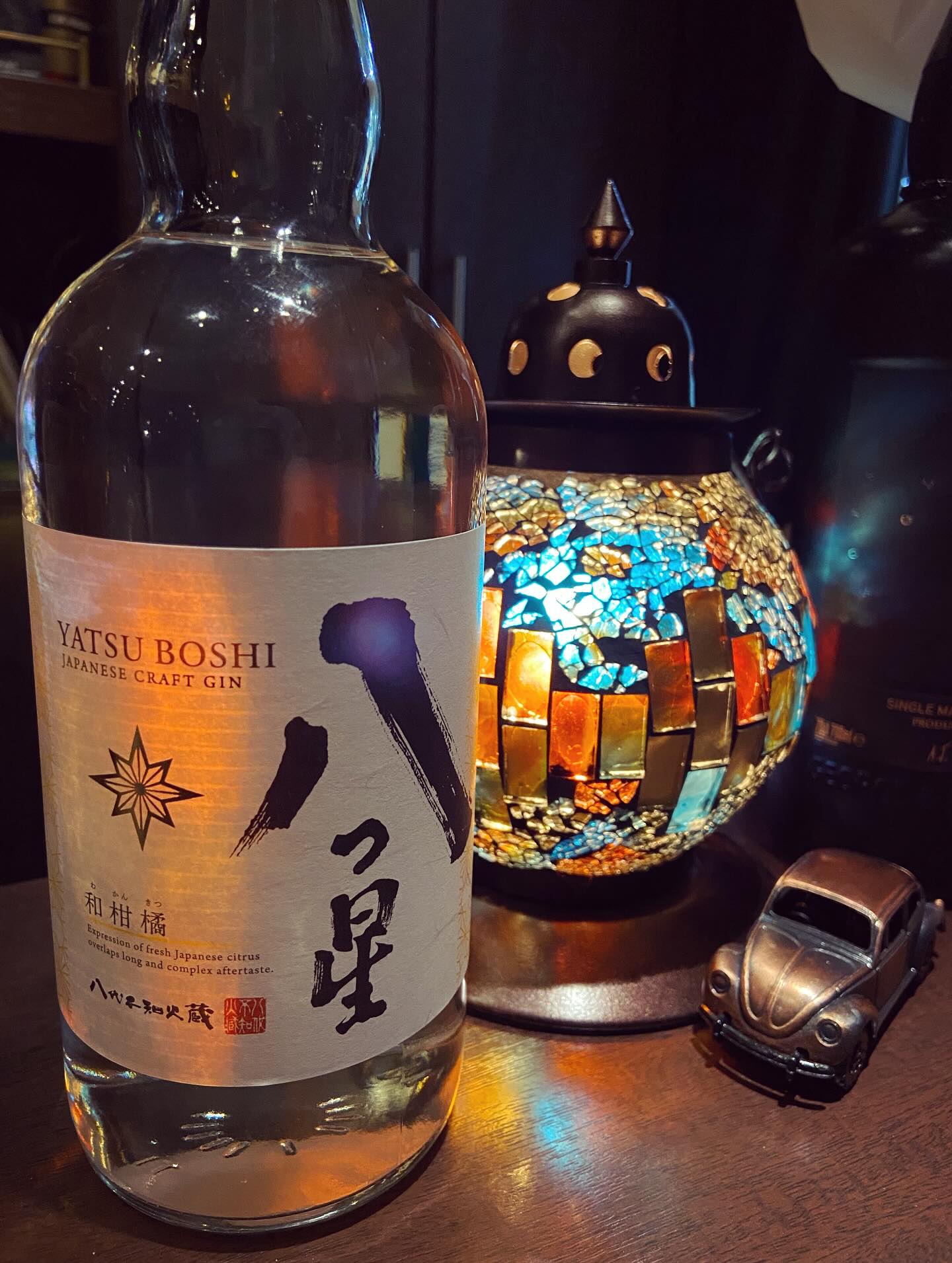 「八つ星」熊本のクラフトジンのご紹介です。熊本県産の和柑橘3種類とジュニパーベリーだけで造られたフレッシュなジンです。アルコールは43度で飲んだ感じは本当にスッキリで夏にピッタリって感じです。是非是非！#bar #johndoe #shimokitazawa #whiskey #cocktails #beer #wine #foods #pasta #下北沢 #南西口 #バー #1人呑み #bourbon #カクテル #ワイン #パスタ #グラタン #全席喫煙ok #山口県 #二次会 #デート #ジョンドー #gratin#八つ星#熊本#八代不知火蔵 #クラフトジン本日の下北沢BarJohnDoe