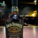「Jack Daniel's 10y  ジャックダニエル　10年」100年ぶりに、日本限定2000本、Bar限定？で復刻。アルコール48度とちょっと高め。無くなる前に是非是非！#bar #johndoe #shimokitazawa #whiskey #cocktails #beer #wine #foods #pasta #下北沢 #南西口 #バー #1人呑み #bourbon #カクテル #ワイン #パスタ #グラタン #全席喫煙ok #山口県 #二次会 #デート #ジョンドー #gratin#ジャックダニエル#10年#数量限定#オーセンティックバー本日の下北沢BarJohnDoe