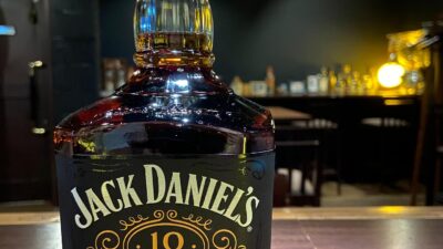 「Jack Daniel's 10y  ジャックダニエル　10年」100年ぶりに、日本限定2000本、Bar限定？で復刻。アルコール48度とちょっと高め。無くなる前に是非是非！#bar #johndoe #shimokitazawa #whiskey #cocktails #beer #wine #foods #pasta #下北沢 #南西口 #バー #1人呑み #bourbon #カクテル #ワイン #パスタ #グラタン #全席喫煙ok #山口県 #二次会 #デート #ジョンドー #gratin#ジャックダニエル#10年#数量限定#オーセンティックバー本日の下北沢BarJohnDoe