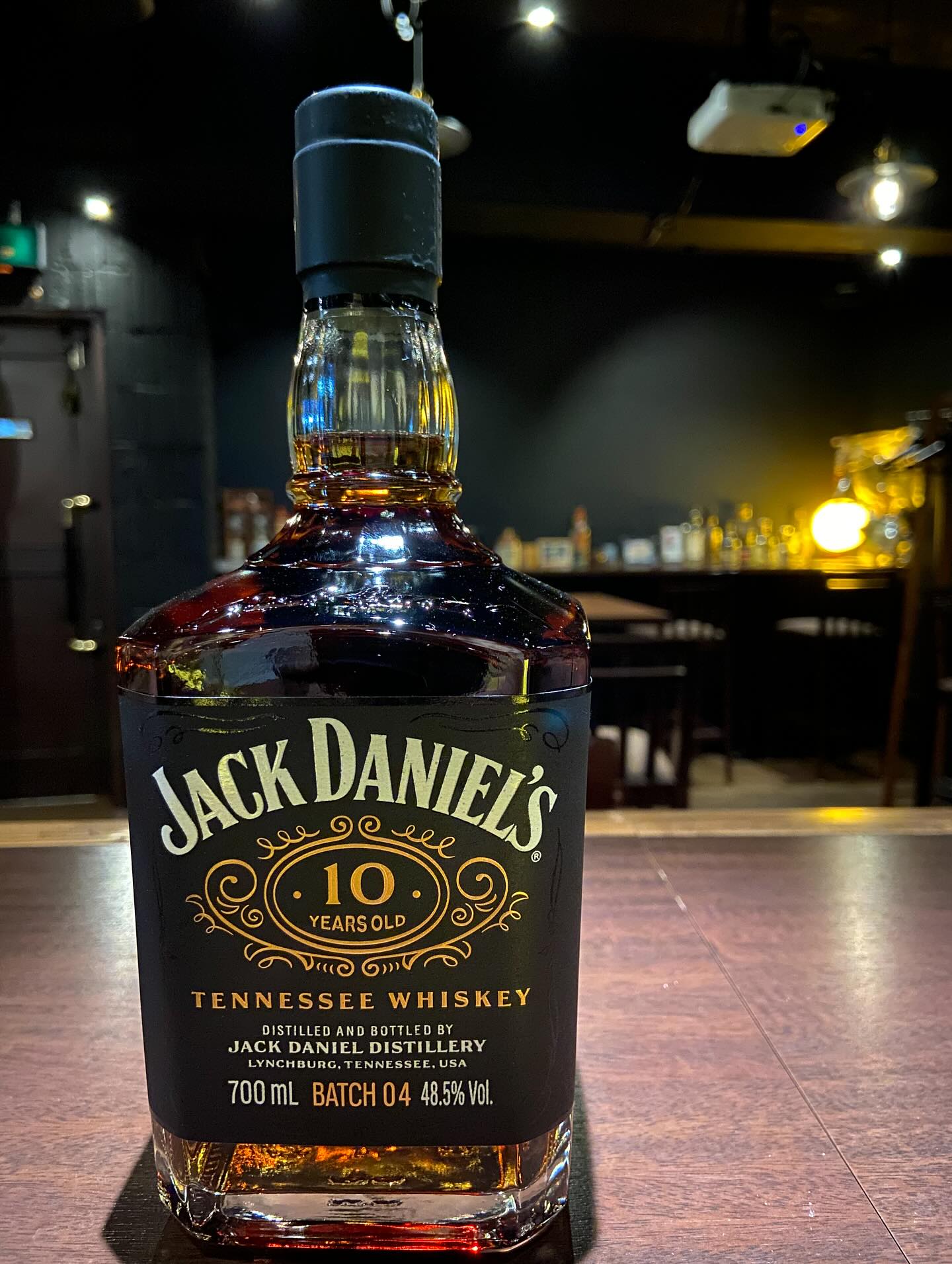 「Jack Daniel's 10y  ジャックダニエル　10年」100年ぶりに、日本限定2000本、Bar限定？で復刻。アルコール48度とちょっと高め。無くなる前に是非是非！#bar #johndoe #shimokitazawa #whiskey #cocktails #beer #wine #foods #pasta #下北沢 #南西口 #バー #1人呑み #bourbon #カクテル #ワイン #パスタ #グラタン #全席喫煙ok #山口県 #二次会 #デート #ジョンドー #gratin#ジャックダニエル#10年#数量限定#オーセンティックバー本日の下北沢BarJohnDoe