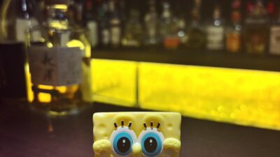 さて、Bar John Doeには隠れボブがいます笑笑どこにいるのか探してみて下さい！本日も19:00〜27:00で通常営業しております。是非お立ち寄りくださいませ。#bar #johndoe #shimokitazawa #whiskey #cocktails #beer #wine #foods #pasta #下北沢 #南西口 #バー #1人呑み #bourbon #カクテル #ワイン #パスタ #グラタン #全席喫煙ok #山口県 #二次会 #デート #ジョンドー #gratin#スポンジボブ #店のどこかに隠れてます本日の下北沢BarJohnDoe
