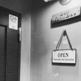 涼しくなってきましたねー。本日もBar John Doeは通常営業しております！下北沢にお越しの際は是非。#bar #johndoe #shimokitazawa #whiskey #cocktails #beer #wine #foods #pasta #下北沢 #南西口 #バー #1人呑み #bourbon #カクテル #ワイン #パスタ #グラタン #全席喫煙ok #山口県 #二次会 #デート #ジョンドー #gratin#秋#長袖が必要本日の下北沢BarJohnDoe