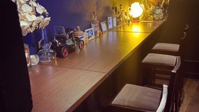 Bar John Doeではよくカップルが使われる席です。下北沢の喧騒を離れてゆっくり2人の時間を楽しみたい方はこちらの席を是非！本日も通常営業しております。#bar #johndoe #shimokitazawabar #whiskey #cocktails #beer #wine #foods #食事が出来るバー #下北沢バー #南西口 #バー #1人呑み #bourbon #カクテル #ワイン #下北沢ナイト #グラタン #全席喫煙ok #山口県 #二次会 #下北沢デート #ジョンドー #gratin#カップル席#静かに呑める#ゆったり本日の下北沢BarJohnDoe