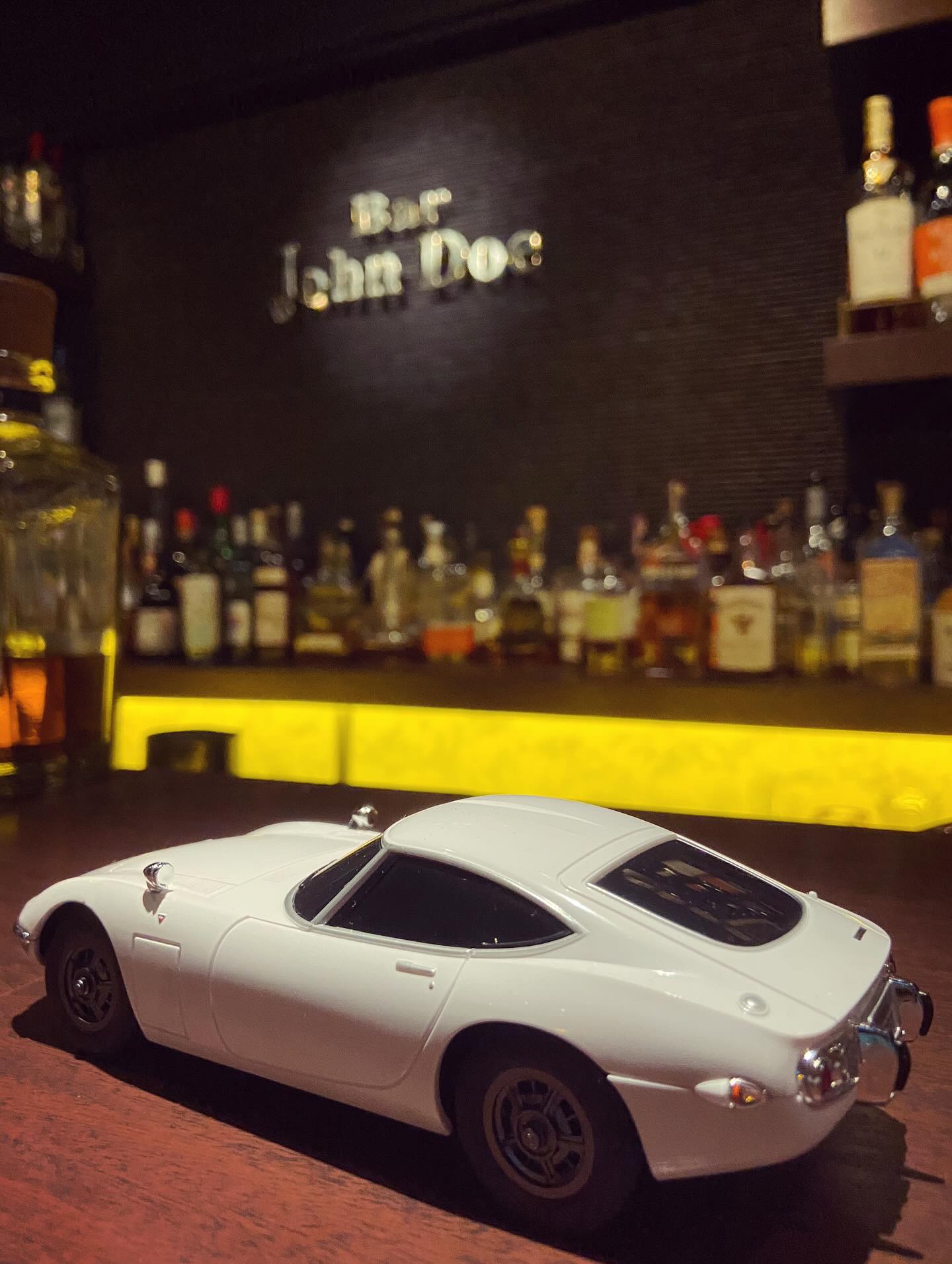 本日もBar John Doeは通常営業しております。日曜日は、17:00〜25:00で営業です。下北沢にお越しの際は是非お立ち寄りください。#bar #johndoe #shimokitazawabar #whiskey #cocktails #beer #wine #foods #食事が出来るバー #下北沢バー #南西口 #隠れ家バー #1人呑み #bourbon #カクテル #ワイン #下北沢ナイト #グラタン #全席喫煙ok #山口県 #二次会 #下北沢デート #ジョンドー #gratin#さて、この車はなんでしょう？#旧車本日の下北沢BarJohnDoe