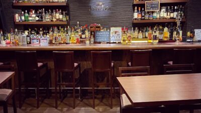 今日はかなり冷え込んでますが、Bar John Doeは通常営業しております。下北沢にお越しの際は是非お立ち寄りください。#bar #johndoe #shimokitazawabar #whiskey #cocktails #beer #wine #foods #食事が出来るバー #下北沢バー #南西口 #隠れ家バー #1人呑み #bourbon #カクテル #ワイン #下北沢ナイト #グラタン #全席喫煙ok #山口県 #二次会 #下北沢デート #ジョンドー #gratin#ついに暖房#急すぎる本日の下北沢BarJohnDoe