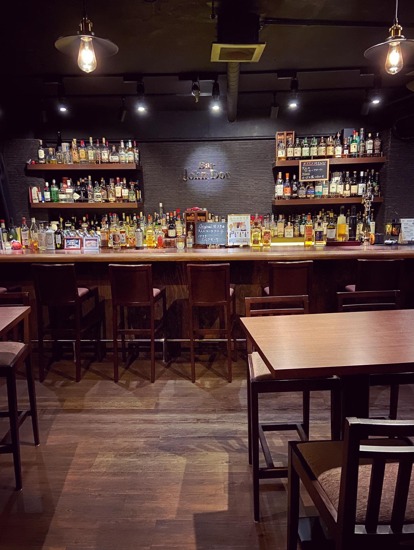 今日はかなり冷え込んでますが、Bar John Doeは通常営業しております。下北沢にお越しの際は是非お立ち寄りください。#bar #johndoe #shimokitazawabar #whiskey #cocktails #beer #wine #foods #食事が出来るバー #下北沢バー #南西口 #隠れ家バー #1人呑み #bourbon #カクテル #ワイン #下北沢ナイト #グラタン #全席喫煙ok #山口県 #二次会 #下北沢デート #ジョンドー #gratin#ついに暖房#急すぎる本日の下北沢BarJohnDoe