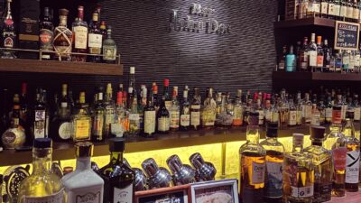 本日もBar John Doeは通常営業しております。下北沢にお越しの際は是非お立ち寄りください。#bar #johndoe #shimokitazawabar #whiskey #cocktails #beer #wine #foods #食事が出来るバー #下北沢バー #南西口 #隠れ家バー #1人呑み #bourbon #カクテル #ワイン #下北沢ナイト #グラタン #全席喫煙ok #山口県 #二次会 #下北沢デート #ジョンドー #gratin#19:00〜27:00#火曜日定休日本日の下北沢BarJohnDoe