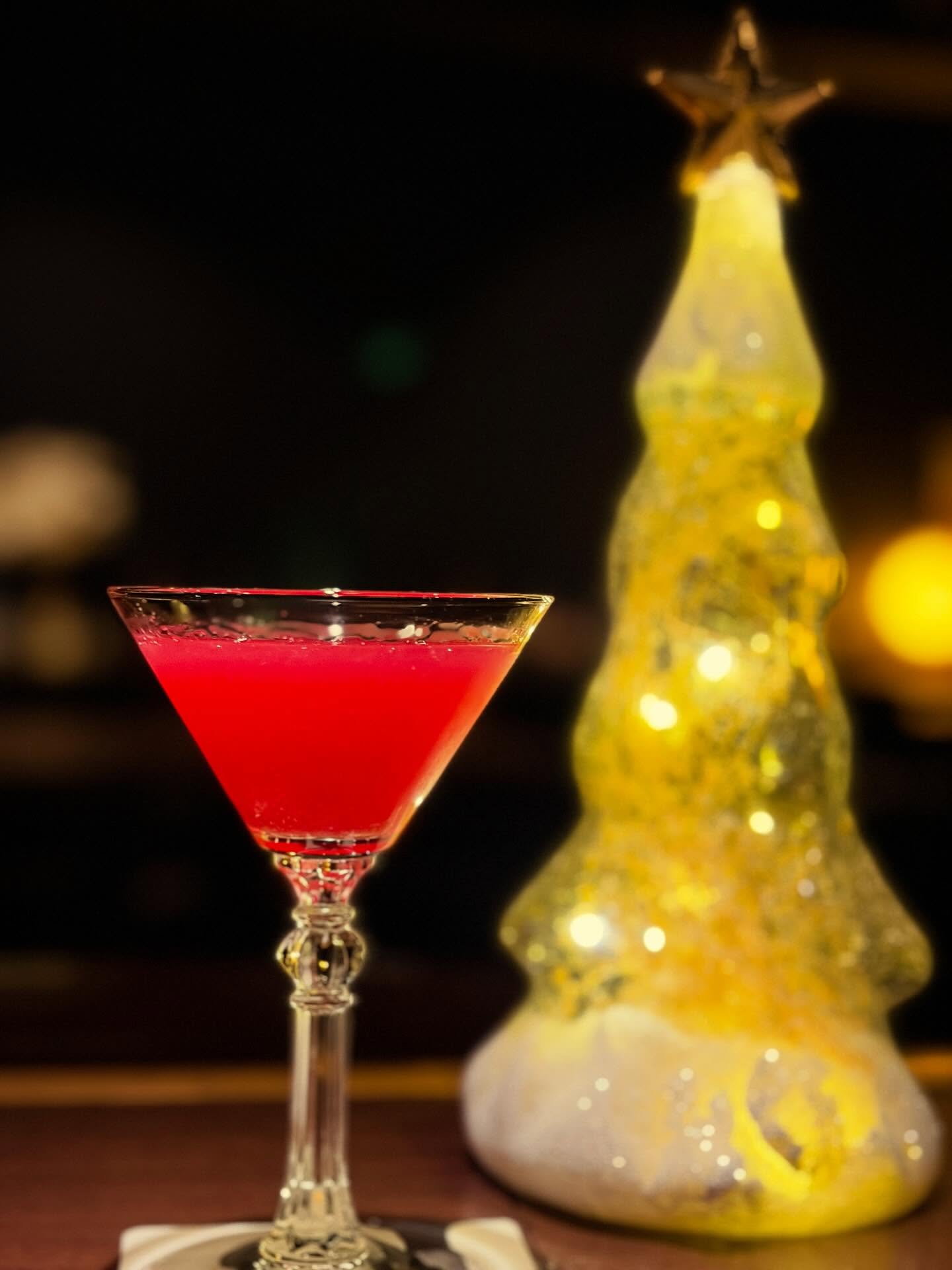 ザクロを使った「ジャックローズ」しっかりザクロを感じられて美味しいですお早目に!本日もBar John Doeは通常営業しております。下北沢にお越しの際は是非お立ち寄りください。#bar #johndoe #shimokitazawabar #whiskey #cocktails #beer #wine #foods #食事が出来るバー #下北沢バー #南西口 #隠れ家バー #1人呑み #bourbon #カクテル #ワイン #下北沢ナイト #グラタン #全席喫煙ok #山口県 #二次会 #下北沢デート #ジョンドー #gratin#ザクロ#カルヴァドス #ライム#ジャックローズ本日の下北沢BarJohnDoe