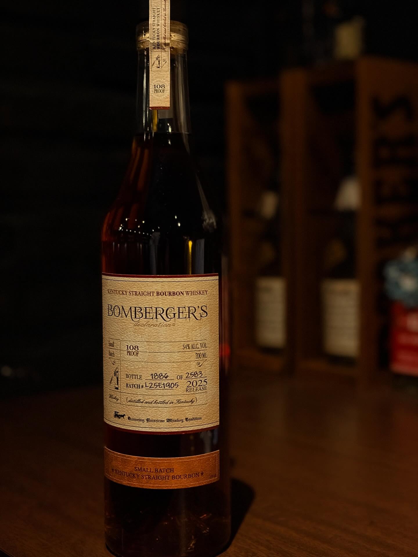 「ボンバーガーズ デクラレーション バーボンウイスキー」ミクターズのルーツとなるボンバーガー蒸留所の名を冠した、年1回リリースのスモールバッチ・バーボンウイスキー。口当たりは滑らかで、長い余韻が続きます。無くなる前に是非!本日もBar John Doeは通常営業しております。下北沢にお越しの際は是非お立ち寄りください。#bar #johndoe #shimokitazawabar #whiskey #cocktails #beer #wine #foods #食事が出来るバー #下北沢バー #南西口 #隠れ家バー #1人呑み #bourbon #カクテル #ワイン #下北沢ナイト #グラタン #全席喫煙ok #山口県 #二次会 #下北沢デート #ジョンドー #gratin#ミクターズ#ボンバーガーズ#2025#限定300本本日の下北沢BarJohnDoe