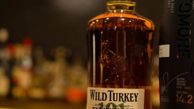 「ワイルドターキー　ライ　101」久しぶりにライウイスキーの入荷です。バーボンよりもスパイシーですっきりとした味わいです。是非！本日もBar John Doeは通常営業しております。下北沢にお越しの際は是非お立ち寄りください。#bar #johndoe #shimokitazawabar #whiskey #cocktails #beer #wine #foods #食事が出来るバー #下北沢バー #南西口 #隠れ家バー #1人呑み #bourbon #カクテル #ワイン #下北沢ナイト #グラタン #全席喫煙ok #山口県 #二次会 #下北沢デート #ジョンドー #gratin#wildturkey #rey#50.5%#ターキー本日の下北沢BarJohnDoe