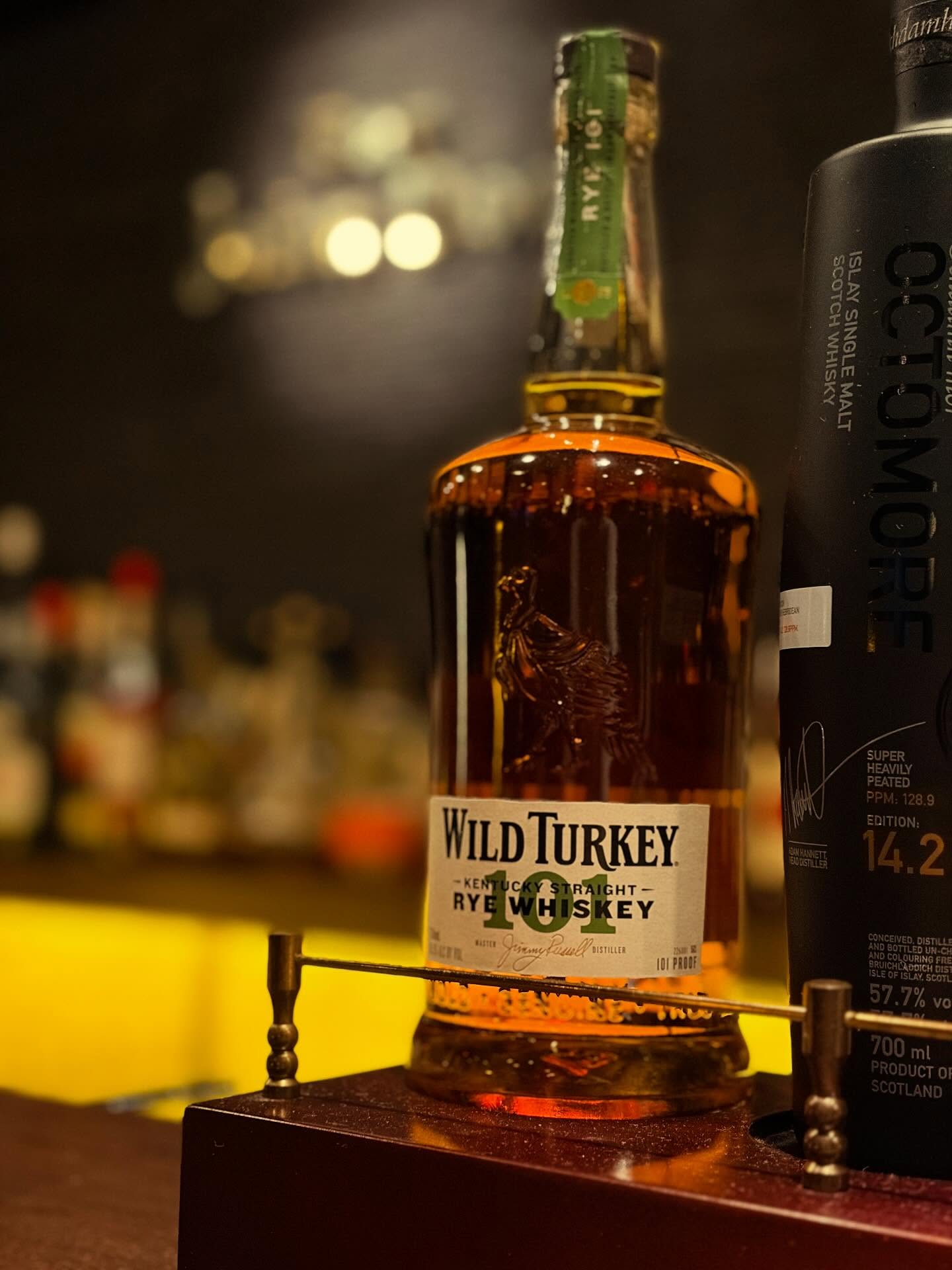 「ワイルドターキー　ライ　101」久しぶりにライウイスキーの入荷です。バーボンよりもスパイシーですっきりとした味わいです。是非！本日もBar John Doeは通常営業しております。下北沢にお越しの際は是非お立ち寄りください。#bar #johndoe #shimokitazawabar #whiskey #cocktails #beer #wine #foods #食事が出来るバー #下北沢バー #南西口 #隠れ家バー #1人呑み #bourbon #カクテル #ワイン #下北沢ナイト #グラタン #全席喫煙ok #山口県 #二次会 #下北沢デート #ジョンドー #gratin#wildturkey #rey#50.5%#ターキー本日の下北沢BarJohnDoe