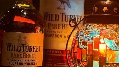 「ワイルドターキー　レア　ブリード」初めて入れてみました。6年、8年、12年熟成の原酒をブレンドし、加水を一切行わずにボトリングする為、アルコールは58.4%。是非！本日もBar John Doeは通常営業しております。下北沢にお越しの際は是非お立ち寄りください。#bar #johndoe #shimokitazawabar #whiskey #cocktails #beer #wine #foods #食事が出来るバー #下北沢バー #南西口 #隠れ家バー #1人呑み #bourbon #カクテル #ワイン #下北沢ナイト #グラタン #全席喫煙ok #山口県 #二次会 #下北沢デート #ジョンドー #gratin#wildturkey #レアブリード#ロックかストレート #ケンタッキー本日の下北沢BarJohnDoe