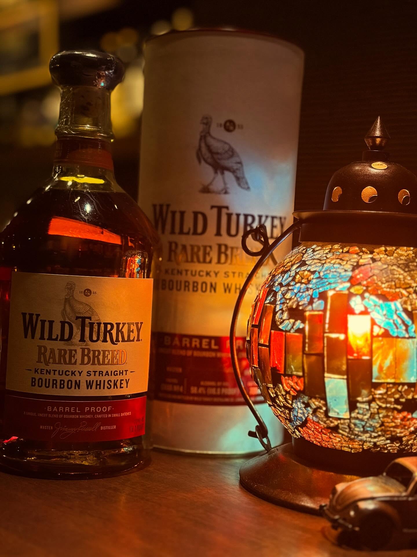 「ワイルドターキー　レア　ブリード」初めて入れてみました。6年、8年、12年熟成の原酒をブレンドし、加水を一切行わずにボトリングする為、アルコールは58.4%。是非！本日もBar John Doeは通常営業しております。下北沢にお越しの際は是非お立ち寄りください。#bar #johndoe #shimokitazawabar #whiskey #cocktails #beer #wine #foods #食事が出来るバー #下北沢バー #南西口 #隠れ家バー #1人呑み #bourbon #カクテル #ワイン #下北沢ナイト #グラタン #全席喫煙ok #山口県 #二次会 #下北沢デート #ジョンドー #gratin#wildturkey #レアブリード#ロックかストレート #ケンタッキー本日の下北沢BarJohnDoe