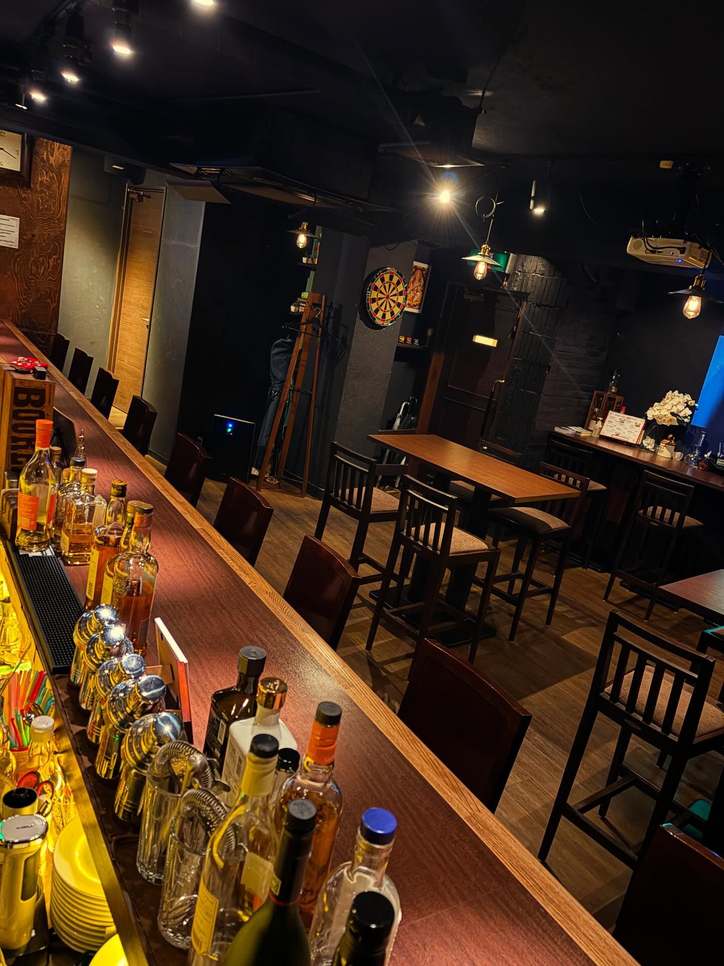 あいにくの雨ですがBar John Doeは通常営業しております。下北沢にお越しの際は是非お立ち寄りください。Open19:00Close27:00#bar #johndoe #shimokitazawabar #whiskey #cocktails #beer #wine #foods #食事が出来るバー #下北沢バー #南西口 #隠れ家バー #1人呑み #bourbon #カクテル #ワイン #下北沢ナイト #グラタン #全席喫煙ok #山口県 #二次会 #下北沢デート #ジョンドー #gratin#雨本日の下北沢BarJohnDoe