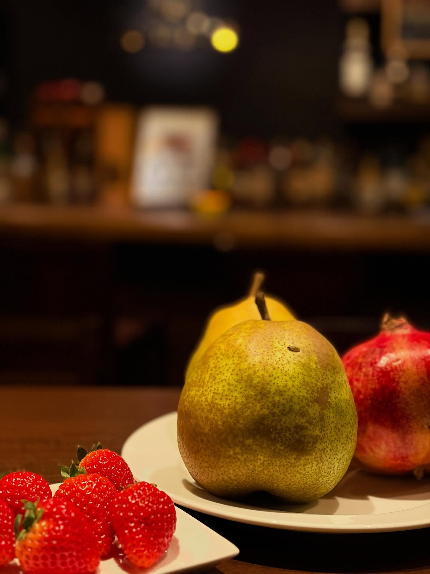 「フルーツカクテル」色々ご用意しました！苺、ラ・フランス、ザクロ。是非是非。本日もBar John Doeは通常営業しております。下北沢にお越しの際は是非お立ち寄りください。#bar #johndoe #shimokitazawabar #whiskey #cocktails #beer #wine #foods #食事が出来るバー #下北沢バー #南西口 #隠れ家バー #1人呑み #bourbon #カクテル #ワイン #下北沢ナイト #グラタン #全席喫煙ok #山口県 #二次会 #下北沢デート #ジョンドー #gratin#フルーツカクテル#ザクロ #イチゴ #ラフランス本日の下北沢BarJohnDoe