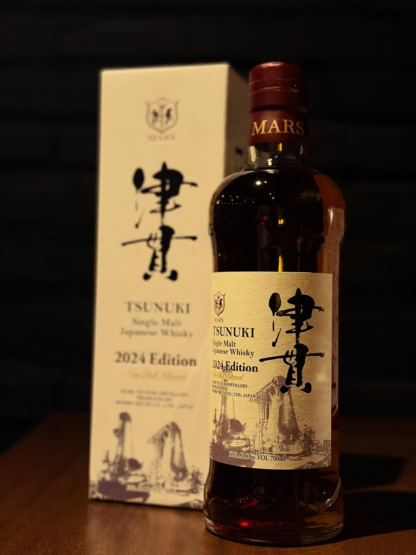 「シングルモルト津貫」薩摩半島南西のマルス津貫蒸留所で造られています。バーボンバレルやシェリーカスクを主体にモルト原酒をヴァッティングした2024年リリースのウイスキーです。柔らかく広がる甘く芳醇なかおりとコク深く厚みのある味わいを是非是非！#bar #johndoe #shimokitazawabar #whiskey #cocktails #beer #wine #foods #食事が出来るバー #下北沢バー #南西口 #隠れ家バー #1人呑み #bourbon #カクテル #ワイン #下北沢ナイト #グラタン #全席喫煙ok #山口県 #二次会 #下北沢デート #ジョンドー #gratin#mars#津貫#鹿児島#50%本日の下北沢BarJohnDoe