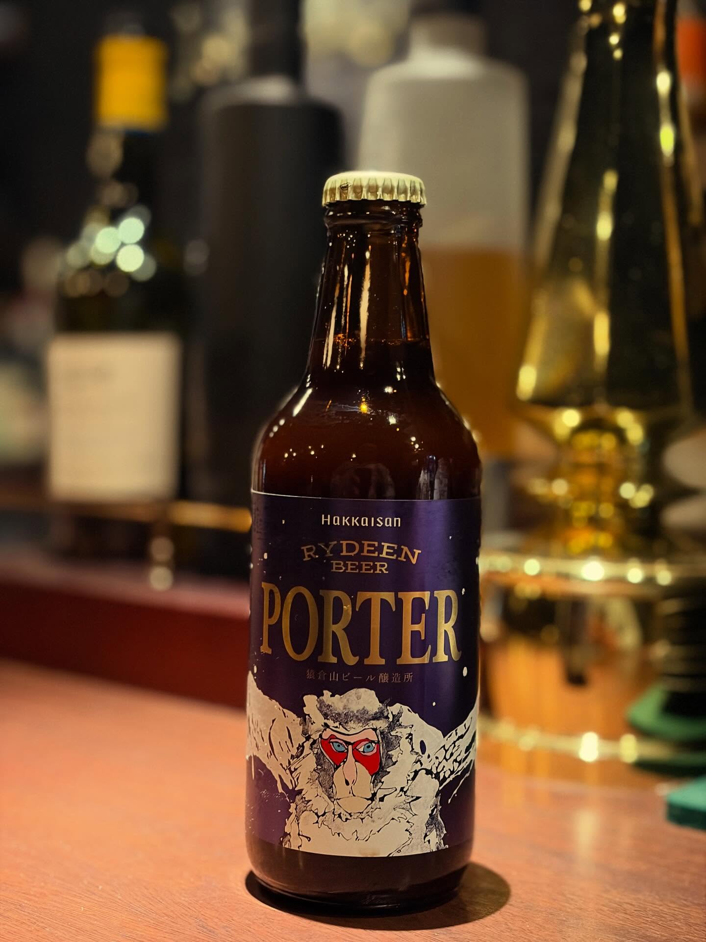 冬季限定の「PORTER」入りました。ローストモルトの黒ビール。スッキリとした口当たりです。是非お試しくださいませ。本日もBar John Doeは通常営業しております。下北沢にお越しの際は是非お立ち寄りください。#bar #johndoe #shimokitazawabar #whiskey #cocktails #beer #wine #foods #食事が出来るバー #下北沢バー #南西口 #隠れ家バー #1人呑み #bourbon #カクテル #ワイン #下北沢ナイト #グラタン #全席喫煙ok #山口県 #二次会 #下北沢デート #ジョンドー #gratin#南魚沼 #猿倉山ビール醸造所 #雷電様の清水 #rydeenbeer本日の下北沢BarJohnDoe