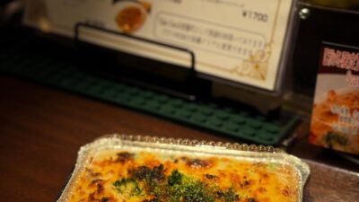 Bar John Doeはグラタンのテイクアウトも承っております。前もってお電話を頂ければスムーズにお渡し出来ると思います。熱々のグラタンをそのままお持ち帰りいただいてご自宅でお召し上がりください。本日も通常営業しております。下北沢にお越しの際は是非お立ち寄りくださいませ。#bar #johndoe #shimokitazawabar #whiskey #cocktails #beer #wine #foods #食事が出来るバー #下北沢バー #南西口 #隠れ家バー #1人呑み #bourbon #カクテル #ワイン #下北沢ナイト #グラタン #全席喫煙ok #山口県 #二次会 #下北沢デート #ジョンドー #gratin#takeout #テイクアウト#お持ち帰り#お土産に本日の下北沢BarJohnDoe