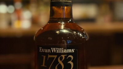 「エヴァンウィリアムス　1783」12年が終売という事で入れてみました。アルコール43%ということもあり飲みやすく、甘い香りが強めの印象です。是非是非！本日もBar John Doeは通常営業しております。下北沢にお越しの際は是非お立ち寄りください。#bar #johndoe #shimokitazawabar #whiskey #cocktails #beer #wine #foods #食事が出来るバー #下北沢バー #南西口 #隠れ家バー #1人呑み #bourbon #カクテル #ワイン #下北沢ナイト #グラタン #全席喫煙ok #山口県 #二次会 #下北沢デート #ジョンドー #gratin#evanwilliams #1783#バーボン#エヴァンウィリアムス本日の下北沢BarJohnDoe