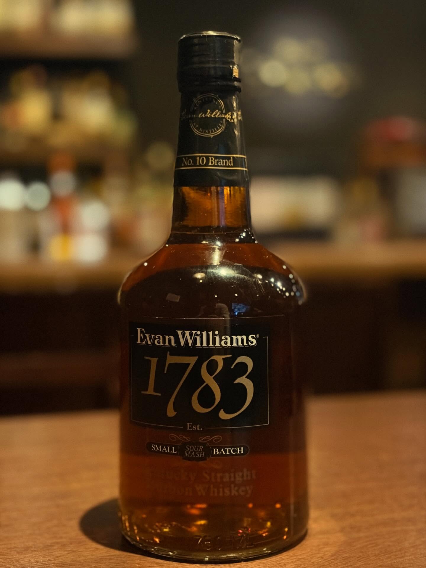 「エヴァンウィリアムス 1783」12年が終売という事で入れてみました。アルコール43%ということもあり飲みやすく、甘い香りが強めの印象です。是非是非!本日もBar John Doeは通常営業しております。下北沢にお越しの際は是非お立ち寄りください。#bar #johndoe #shimokitazawabar #whiskey #cocktails #beer #wine #foods #食事が出来るバー #下北沢バー #南西口 #隠れ家バー #1人呑み #bourbon #カクテル #ワイン #下北沢ナイト #グラタン #全席喫煙ok #山口県 #二次会 #下北沢デート #ジョンドー #gratin#evanwilliams #1783#バーボン#エヴァンウィリアムス本日の下北沢BarJohnDoe