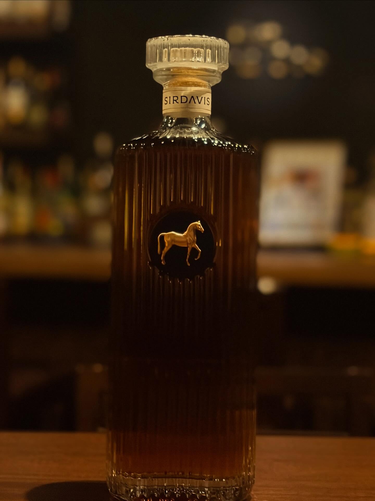 「Sir Davis サーデイヴィス」ちょっと気になっていたお酒を入荷致しました。あのビヨンセが手掛けたアメリカンウイスキー。ブレンダーは、モーレンジやアードベッグを手掛けたビル・ラムズデン博士です。51%ライ麦と49%モルト大麦。アメリカンオーク樽で熟成後、ペドロヒメネスシェリー樽で仕上げの熟成です。是非是非！本日もBar John Doeは通常営業しております。下北沢にお越しの際は是非お立ち寄りください。Open17:00Close25:00#bar #johndoe #shimokitazawabar #whiskey #cocktails #beer #wine #foods #食事が出来るバー #下北沢バー #南西口 #隠れ家バー #1人呑み #bourbon #カクテル #ワイン #下北沢ナイト #グラタン #全席喫煙ok #山口県 #二次会 #下北沢デート #ジョンドー #gratin#sirdavis #beyonce#ビヨンセ#アメリカンウイスキー本日の下北沢BarJohnDoe