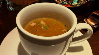 毎日寒いので、久しぶりにオニオンスープご用意しました。お通しでお出し致します。是非是非！本日もBar John Doeは通常営業しております。下北沢にお越しの際は是非お立ち寄りください。#bar #johndoe #shimokitazawabar #whiskey #cocktails #beer #wine #foods #食事が出来るバー #下北沢バー #南西口 #隠れ家バー #1人呑み #bourbon #カクテル #ワイン #下北沢ナイト #グラタン #全席喫煙ok #山口県 #二次会 #下北沢デート #ジョンドー #gratin#オニオンスープ #ベーコン #お通し#スープ本日の下北沢BarJohnDoe