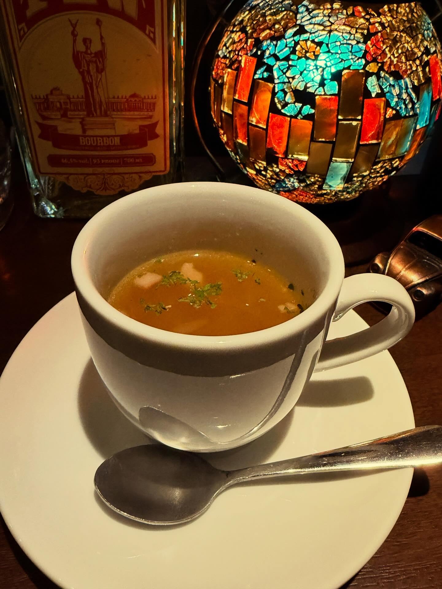 毎日寒いので、久しぶりにオニオンスープご用意しました。お通しでお出し致します。是非是非！本日もBar John Doeは通常営業しております。下北沢にお越しの際は是非お立ち寄りください。#bar #johndoe #shimokitazawabar #whiskey #cocktails #beer #wine #foods #食事が出来るバー #下北沢バー #南西口 #隠れ家バー #1人呑み #bourbon #カクテル #ワイン #下北沢ナイト #グラタン #全席喫煙ok #山口県 #二次会 #下北沢デート #ジョンドー #gratin#オニオンスープ #ベーコン #お通し#スープ本日の下北沢BarJohnDoe