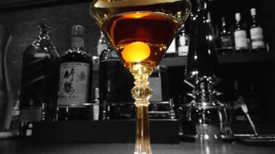 静かにグラスを傾ける、大人のための空間。特別なひとときを。————————-下北沢駅南西口から徒歩2分〒155-0033東京都世田谷区北沢2-18-5 Neビル2FTel: 03-5787-8862月〜土曜日　Open 19:00 Close 27:00日曜日　　　Open 17:00 Close 25:00火曜定休日HP: https://bar-johndoe.com#bar #johndoe #shimokitazawabar #whiskey #cocktails #beer #wine #foods #食事が出来るバー #下北沢バー #南西口 #隠れ家バー #1人呑み #bourbon #カクテル #ワイン #下北沢ナイト #グラタン #全席喫煙ok #山口県 #二次会 #下北沢デート #ジョンドー #gratin#オーセンティックバー #フルーツカクテル#シングルモルト#jazz本日の下北沢BarJohnDoe