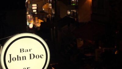 友人の助けも借りてお店の顔となる看板を綺麗にしました。この歳になるとハシゴを登って少し高い場所ってだけで怖さが倍増してました笑笑本日もBar John Doeは通常営業しております。下北沢にお越しの際は是非お立ち寄りください。#bar #johndoe #shimokitazawabar #whiskey #cocktails #beer #wine #foods #食事が出来るバー #下北沢バー #南西口 #隠れ家バー #1人呑み #bourbon #カクテル #ワイン #下北沢ナイト #グラタン #全席喫煙ok #山口県 #二次会 #下北沢デート #ジョンドー #gratin#看板#掃除#ありがとう#元鳶職人でも怖かった本日の下北沢BarJohnDoe