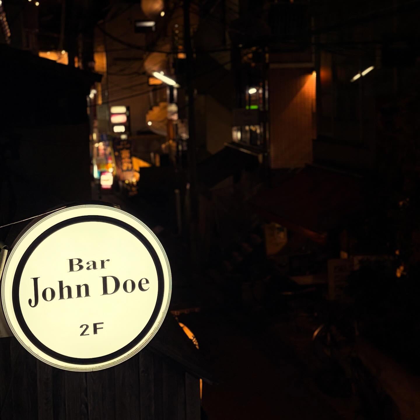 友人の助けも借りてお店の顔となる看板を綺麗にしました。この歳になるとハシゴを登って少し高い場所ってだけで怖さが倍増してました笑笑本日もBar John Doeは通常営業しております。下北沢にお越しの際は是非お立ち寄りください。#bar #johndoe #shimokitazawabar #whiskey #cocktails #beer #wine #foods #食事が出来るバー #下北沢バー #南西口 #隠れ家バー #1人呑み #bourbon #カクテル #ワイン #下北沢ナイト #グラタン #全席喫煙ok #山口県 #二次会 #下北沢デート #ジョンドー #gratin#看板#掃除#ありがとう#元鳶職人でも怖かった本日の下北沢BarJohnDoe