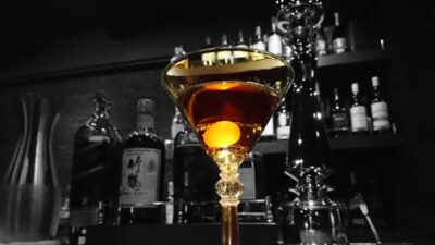 静かにグラスを傾ける、大人のための空間。特別なひとときを。——————————下北沢駅南西口から徒歩2分〒155-0033東京都世田谷区北沢2-18-5 Neビル2FBar John DoeTel: 03-5787-8862月〜土曜日　Open 19:00 Close 27:00日曜日　　　Open 17:00 Close 25:00火曜定休日HP: https://bar-johndoe.com#bar #johndoe #shimokitazawabar #whiskey #cocktails #beer #wine #foods #食事が出来るバー #下北沢バー #南西口 #隠れ家バー #1人呑み #bourbon #カクテル #ワイン #下北沢ナイト #グラタン #全席喫煙ok #山口県 #二次会 #下北沢デート #ジョンドー #gratin#オーセンティックバー #シングルモルト#フルーツカクテル#jazz本日の下北沢BarJohnDoe