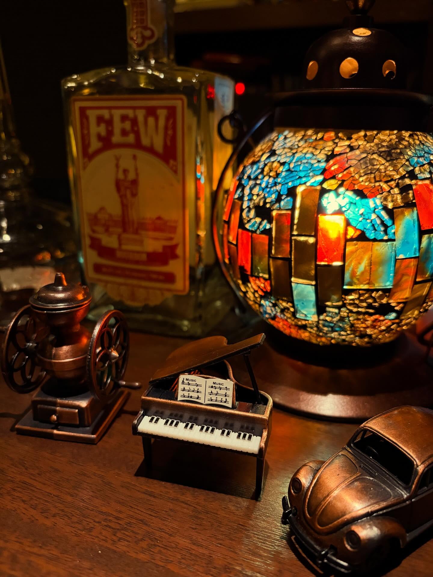 本日もBar John Doeは通常営業しております。下北沢にお越しの際は是非お立ち寄りください。#bar #johndoe #shimokitazawabar #whiskey #cocktails #beer #wine #foods #食事が出来るバー #下北沢バー #南西口 #隠れ家バー #1人呑み #bourbon #カクテル #ワイン #下北沢ナイト #グラタン #全席喫煙ok #山口県 #二次会 #下北沢デート #ジョンドー #gratin#ピアノ#コーヒーミル#えんぴつけずり #仲間見つけた本日の下北沢BarJohnDoe