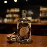 「LAST EN（縁）」山口県岩国市の「獺祭」スピリッツをベースに「ゆずの皮」など使用した和の余韻漂うジンです。ジュニパーベリーのさわやかな味わいはありつつ日本酒スピリッツのまろやかな風味があります。是非是非！#bar #johndoe #shimokitazawabar #whiskey #cocktails #beer #wine #foods #食事が出来るバー #下北沢バー #南西口 #隠れ家バー #1人呑み #bourbon #カクテル #ワイン #下北沢ナイト #グラタン #全席喫煙ok #山口県 #二次会 #下北沢デート #ジョンドー #gratin#クラフトジン#獺祭#岩国市#エシカルスピリッツ本日の下北沢BarJohnDoe