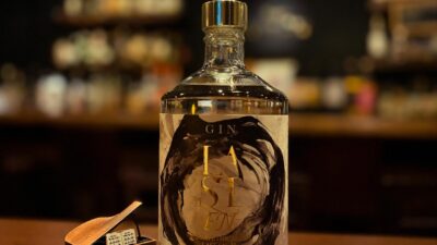 「LAST EN（縁）」山口県岩国市の「獺祭」スピリッツをベースに「ゆずの皮」など使用した和の余韻漂うジンです。ジュニパーベリーのさわやかな味わいはありつつ日本酒スピリッツのまろやかな風味があります。是非是非！#bar #johndoe #shimokitazawabar #whiskey #cocktails #beer #wine #foods #食事が出来るバー #下北沢バー #南西口 #隠れ家バー #1人呑み #bourbon #カクテル #ワイン #下北沢ナイト #グラタン #全席喫煙ok #山口県 #二次会 #下北沢デート #ジョンドー #gratin#クラフトジン#獺祭#岩国市#エシカルスピリッツ本日の下北沢BarJohnDoe