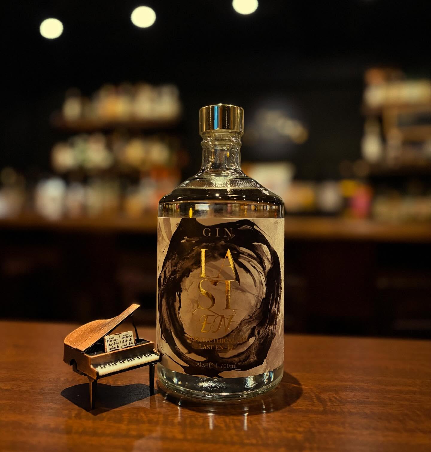 「LAST EN(縁)」山口県岩国市の「獺祭」スピリッツをベースに「ゆずの皮」など使用した和の余韻漂うジンです。ジュニパーベリーのさわやかな味わいはありつつ日本酒スピリッツのまろやかな風味があります。是非是非!#bar #johndoe #shimokitazawabar #whiskey #cocktails #beer #wine #foods #食事が出来るバー #下北沢バー #南西口 #隠れ家バー #1人呑み #bourbon #カクテル #ワイン #下北沢ナイト #グラタン #全席喫煙ok #山口県 #二次会 #下北沢デート #ジョンドー #gratin#クラフトジン#獺祭#岩国市#エシカルスピリッツ本日の下北沢BarJohnDoe