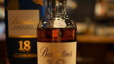 「バランタイン　シングルモルト　　グレンバーギー18年」バランタインのキーモルト「グレンバーギー18年」が入りました！スペイサイドのグレンバーギー蒸留所のモルトウイスキーをアメリカンオークで長期熟成。熟したりんごやカシスのフルーティーさと、ハチミツのような甘さで、長い余韻があります。数量限定品なので、お早目に！#bar #バー #authenticbar #オーセンティックバー  #cocktailbar #夜ごはん #カクテル #ウイスキー #食事が出来るバー #下北沢バー #ジン #隠れ家バー #1人飲み #静かな時間 #デートバー #深夜営業 #下北沢ナイト #世田谷バー #喫煙可 #大人の時間 #whisky #下北沢デート #下北沢グルメ #カウンター席 #バーテンダー #バー飯#バランタイン#グレンバーギー18年 #限定#glenburgie本日の下北沢BarJohnDoe