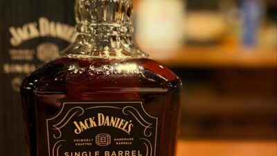「ジャックダニエル　シングルバレル」再度入荷です。香りがしっかりしていて、バランスもいい感じです。是非是非！本日もBar John Doeは通常営業しております。下北沢にお越しの際は是非お立ち寄りください。#bar #バー #authenticbar #オーセンティックバー  #cocktailbar #夜ごはん #カクテル #ウイスキー #食事が出来るバー #下北沢バー #ジン #隠れ家バー #1人飲み #静かな時間 #デートバー #深夜営業 #下北沢ナイト #世田谷バー #喫煙可 #大人の時間 #whisky #下北沢デート #下北沢グルメ #カウンター席 #バーテンダー #バー飯#ジャックダニエル#jackdaniels #シングルバレル#47%本日の下北沢BarJohnDoe