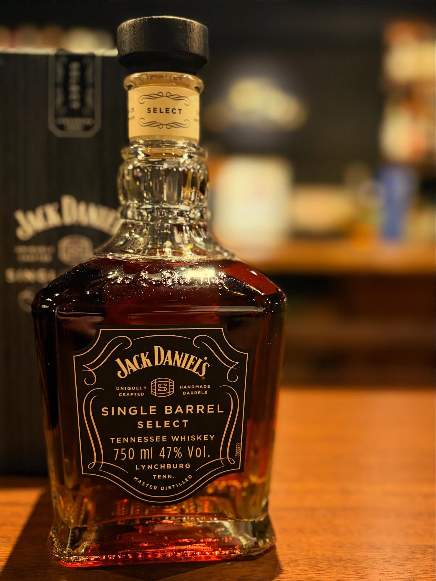 「ジャックダニエル シングルバレル」再度入荷です。香りがしっかりしていて、バランスもいい感じです。是非是非!本日もBar John Doeは通常営業しております。下北沢にお越しの際は是非お立ち寄りください。#bar #バー #authenticbar #オーセンティックバー #cocktailbar #夜ごはん #カクテル #ウイスキー #食事が出来るバー #下北沢バー #ジン #隠れ家バー #1人飲み #静かな時間 #デートバー #深夜営業 #下北沢ナイト #世田谷バー #喫煙可 #大人の時間 #whisky #下北沢デート #下北沢グルメ #カウンター席 #バーテンダー #バー飯#ジャックダニエル#jackdaniels #シングルバレル#47%本日の下北沢BarJohnDoe