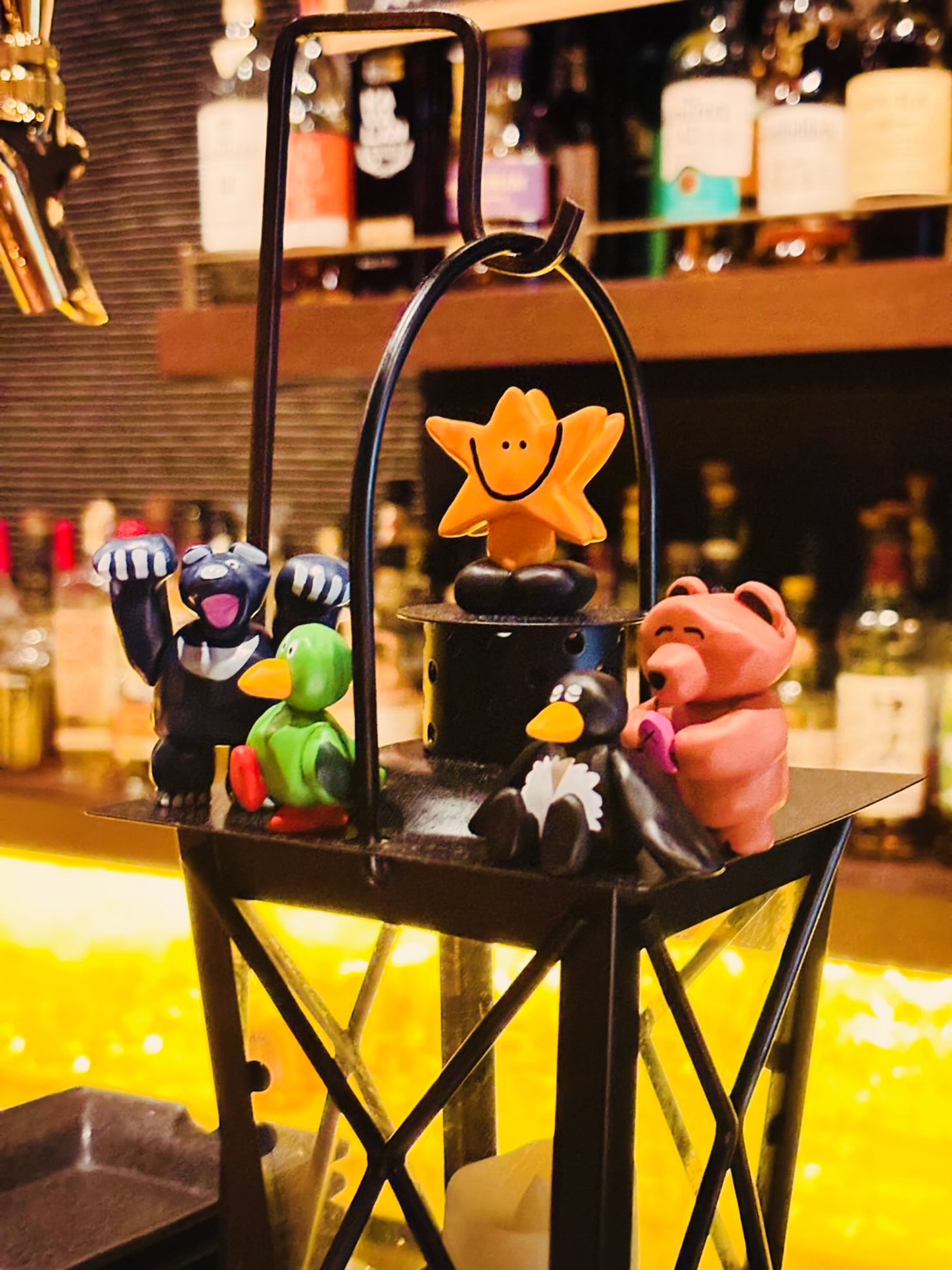 本日もBar John Doeは通常営業しております。あいにくの雨ですが下北沢にお越しの際は是非お立ち寄りください。#下北沢バー　#オーセンティックバー  #喫煙可　#隠れ家#また従業員がよくわからないフィギュアを持ってきました本日の下北沢BarJohnDoe