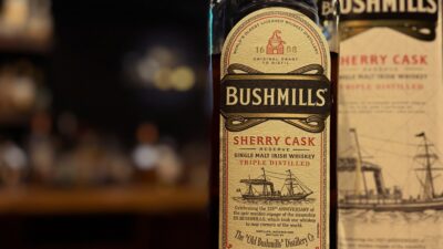 「BUSHMILLS Sherry cask  ブッシュミルズ　シェリーカスク」シェリー樽熟成のシングルモルトアイリッシュウイスキーです。是非是非！本日もBar John Doeは通常営業しております。下北沢にお越しの際は是非お立ち寄りください。#下北沢バー　#オーセンティックバー  #喫煙可　#隠れ家#bushmills本日の下北沢BarJohnDoe