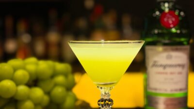 「シャインマスカットのマティーニ 」ご用意しております。スッキリしていてとても飲みやすいですよ。是非是非！本日もBar John Doeは通常営業しております。下北沢にお越しの際は是非お立ち寄りください。#下北沢バー　#オーセンティックバー  #喫煙可　#隠れ家#シャインマスカットのカクテル本日の下北沢BarJohnDoe