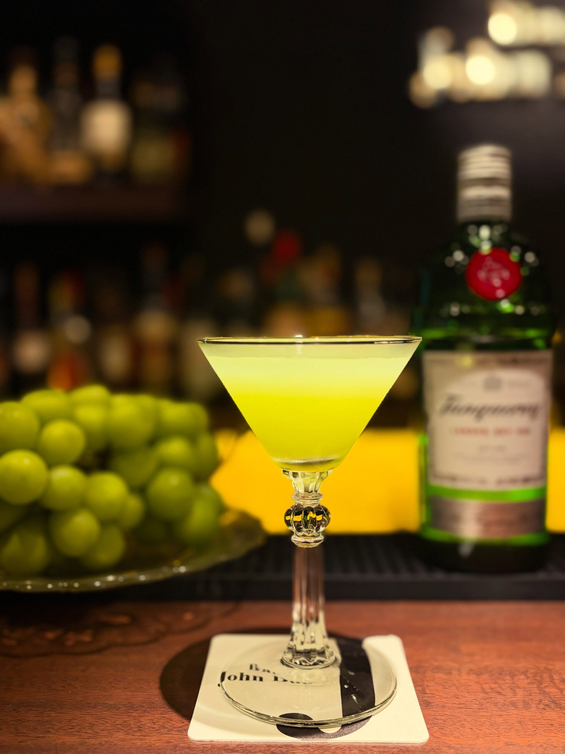 「シャインマスカットのマティーニ 」ご用意しております。スッキリしていてとても飲みやすいですよ。是非是非！本日もBar John Doeは通常営業しております。下北沢にお越しの際は是非お立ち寄りください。#下北沢バー　#オーセンティックバー  #喫煙可　#隠れ家#シャインマスカットのカクテル本日の下北沢BarJohnDoe